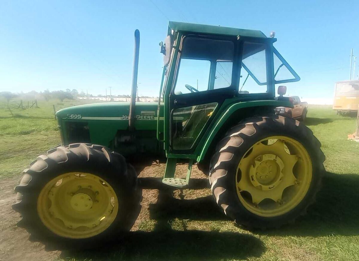 Tractor John Deere modelo 5605 DT_ expuliticarlos