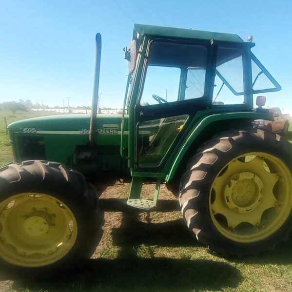 Tractor John Deere modelo 5605 DT_ expuliticarlos