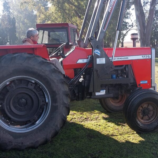 Tractor Massey Ferguson 1175 Restaurado con Pala Ceibo